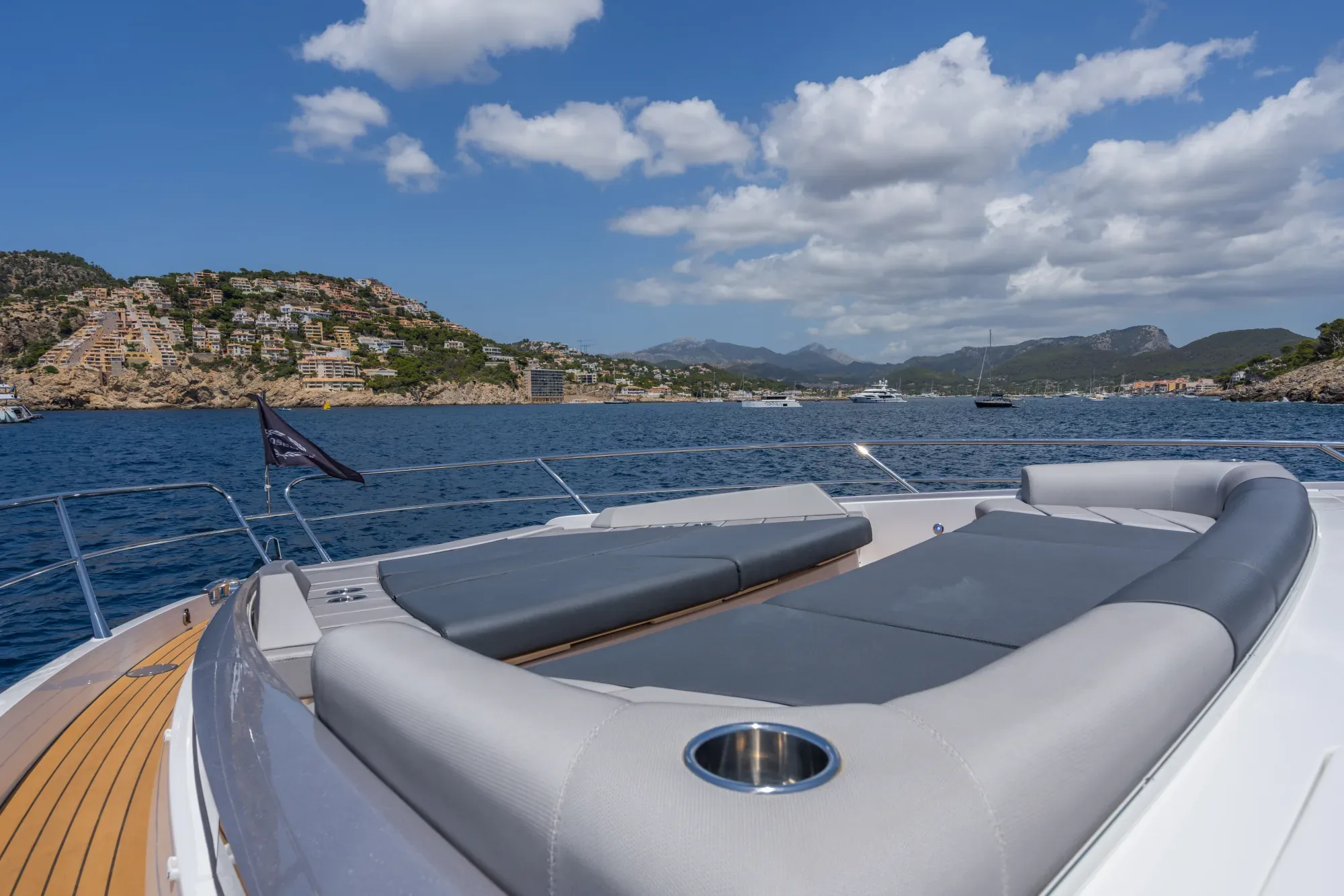 Sunseeker 65 Sport Yacht — photo 2 of 30