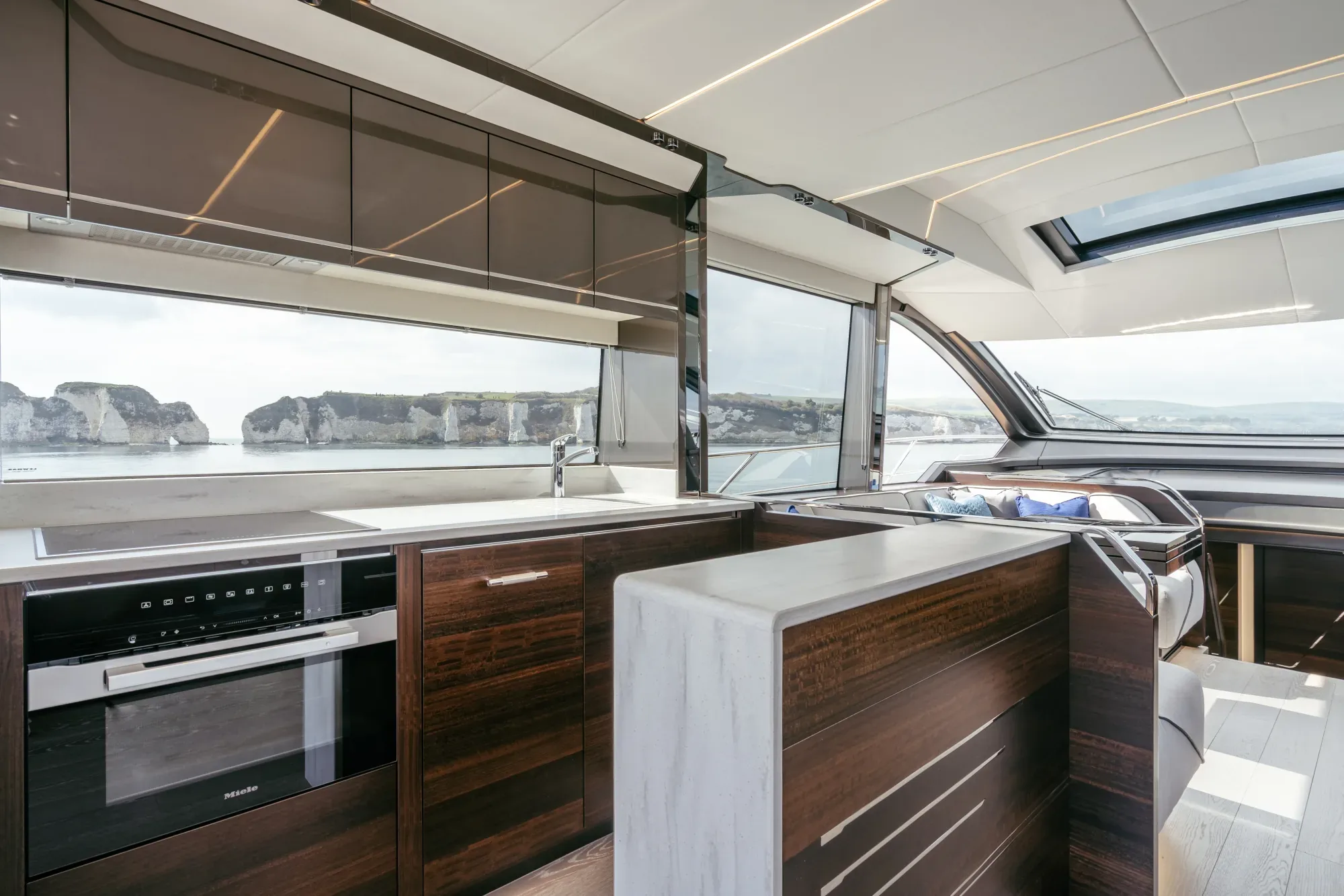 Sunseeker 65 Sport Yacht — photo 3 of 30