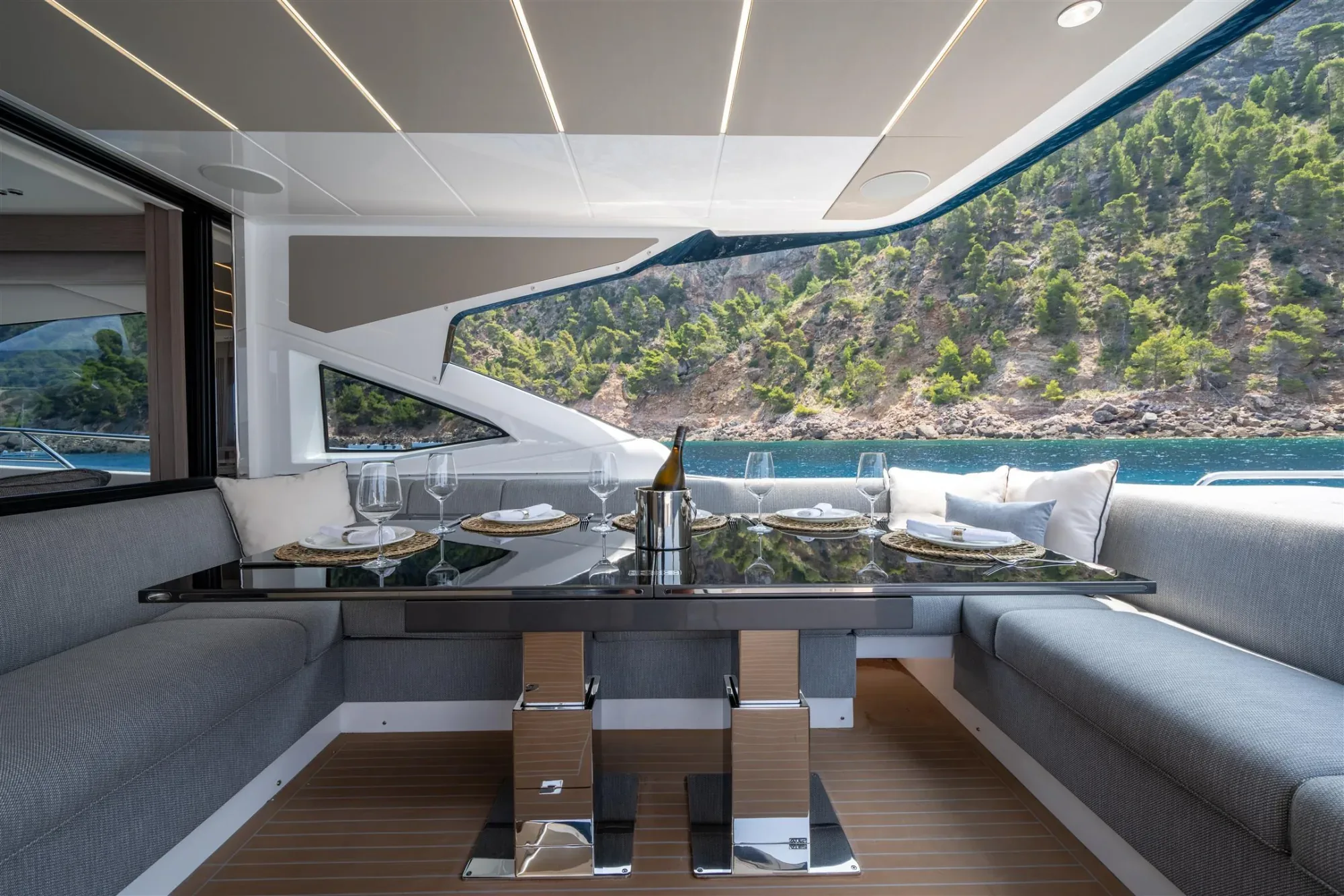 Sunseeker 75 Sport Yacht — photo 2 of 30
