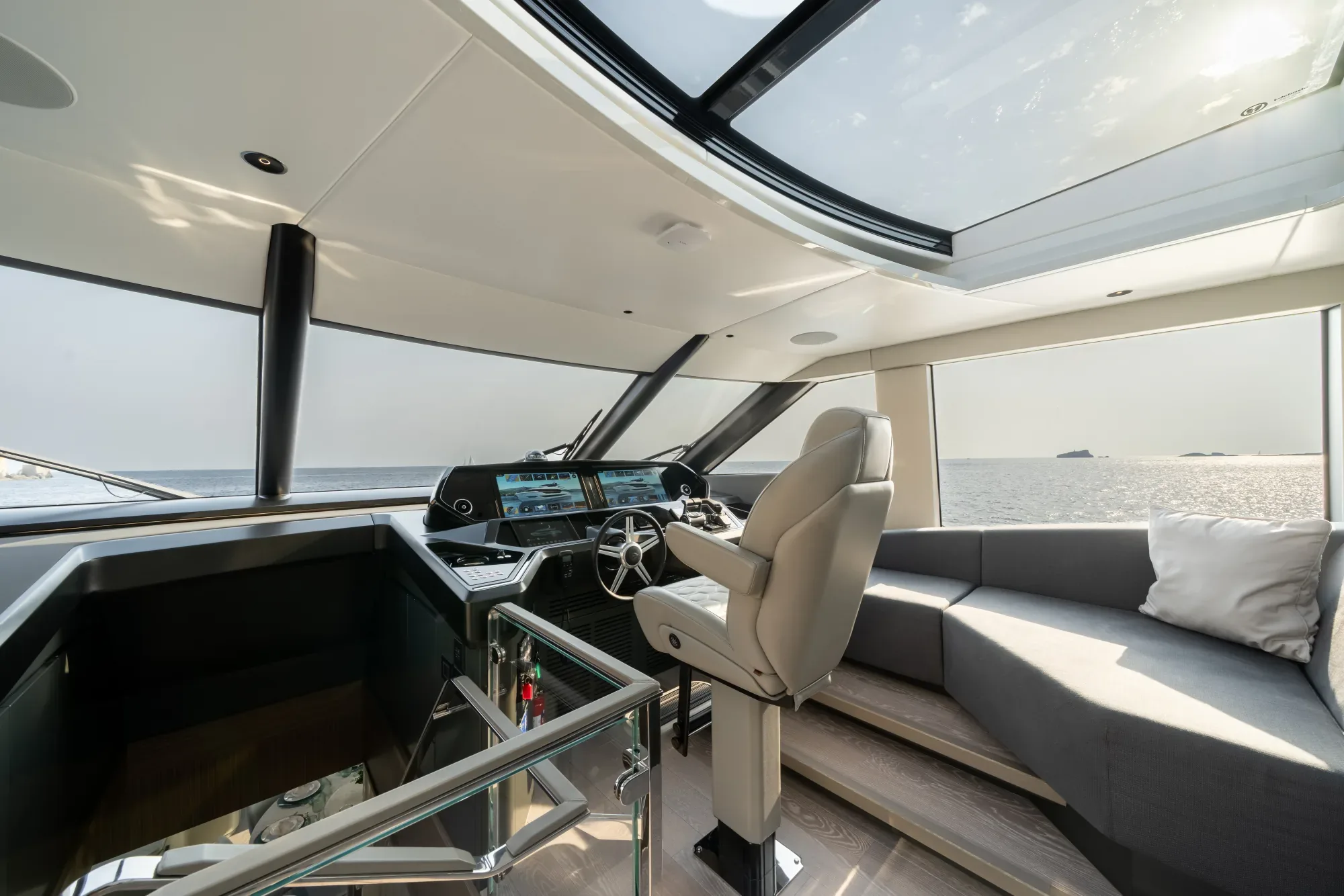 Sunseeker 82 Ocean Enclosed — photo 2 of 13