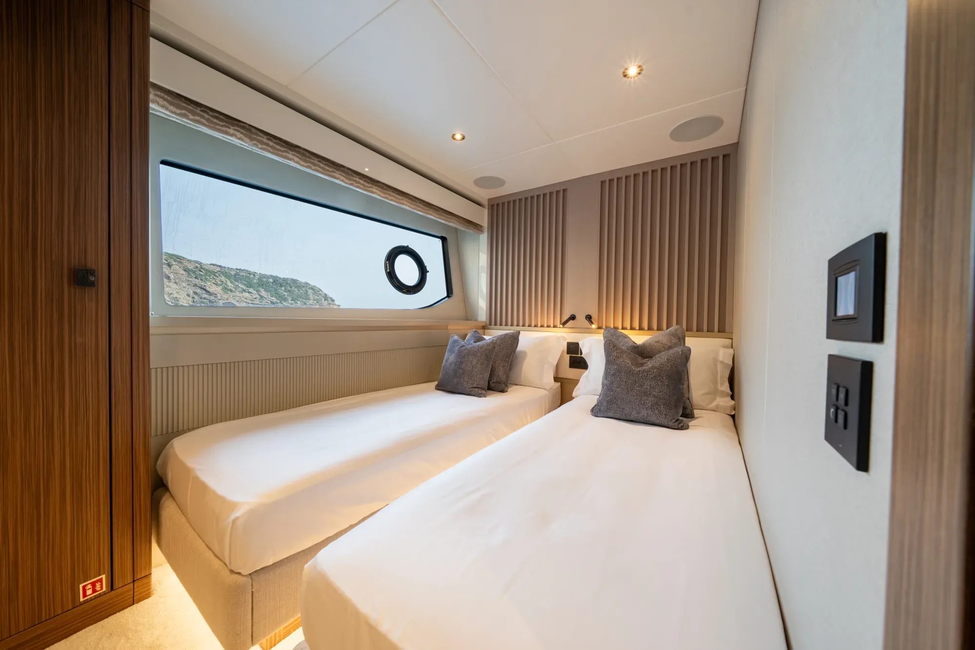 Sunseeker 82 Ocean Enclosed — photo 3 of 13