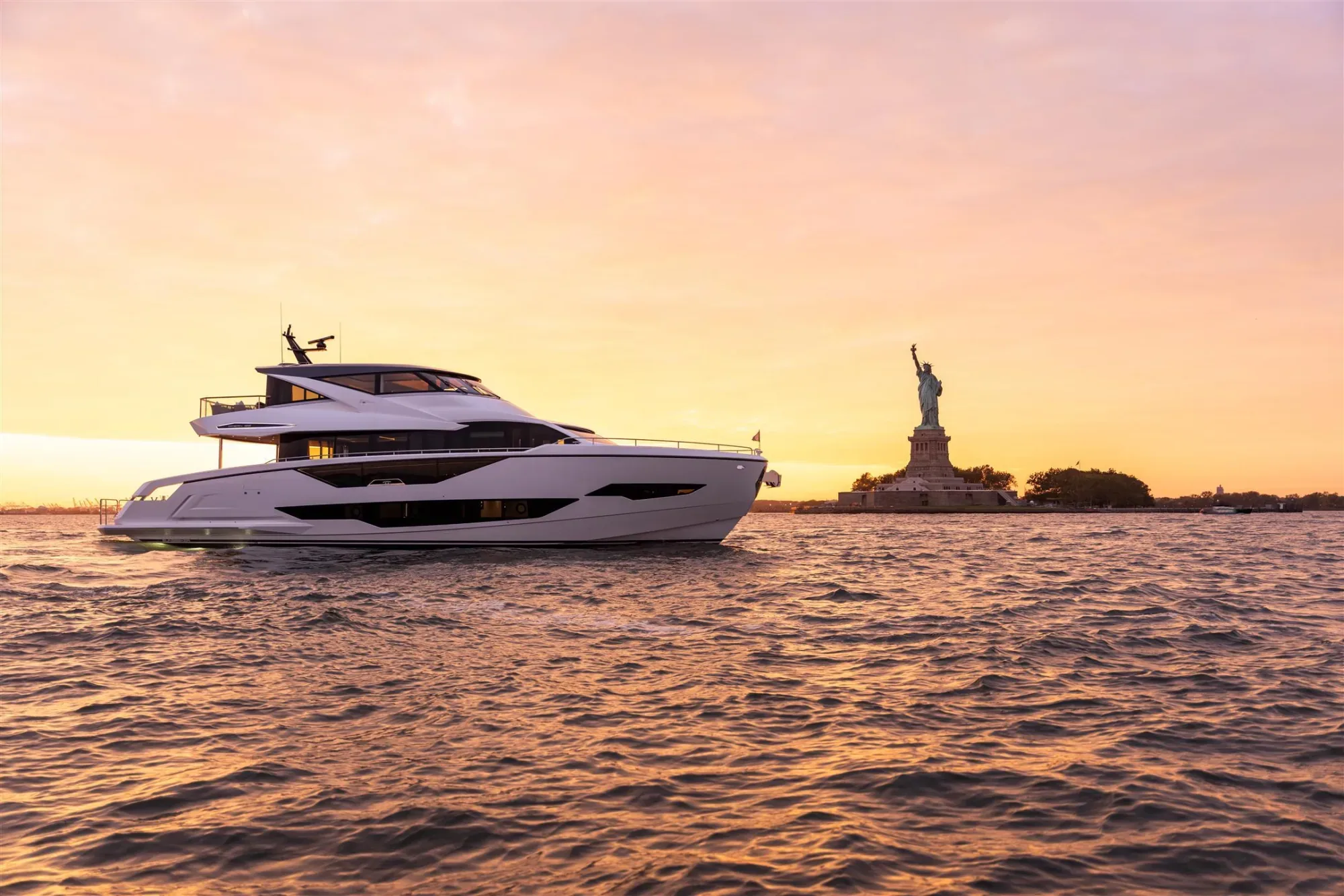 Sunseeker 90 Ocean Enclosed — photo 3 of 13