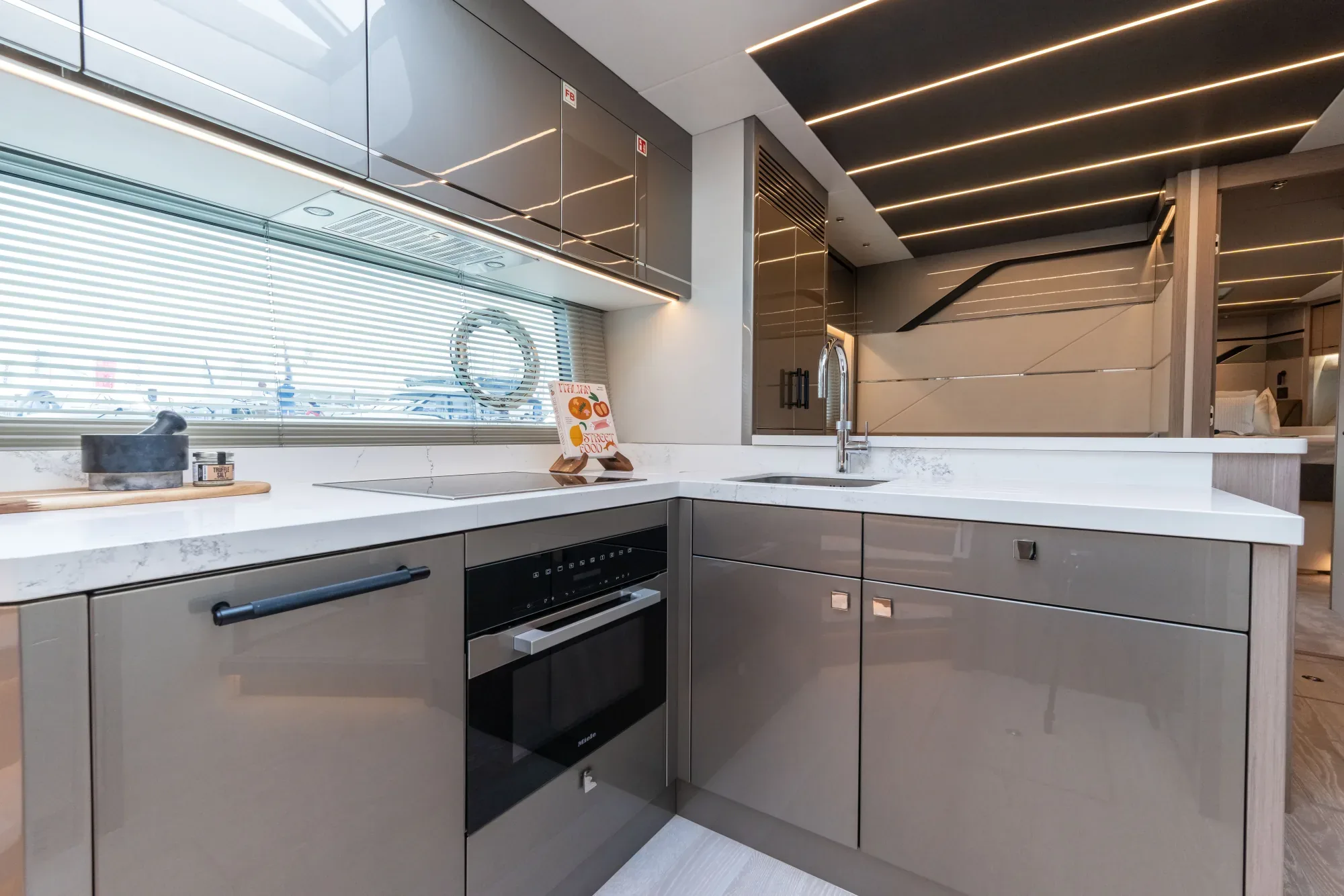 Sunseeker Predator 75